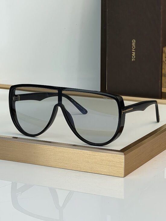 TOM FORD - Black Frame with Gray Lenses - Full-Bridge Sunglasses main image 3